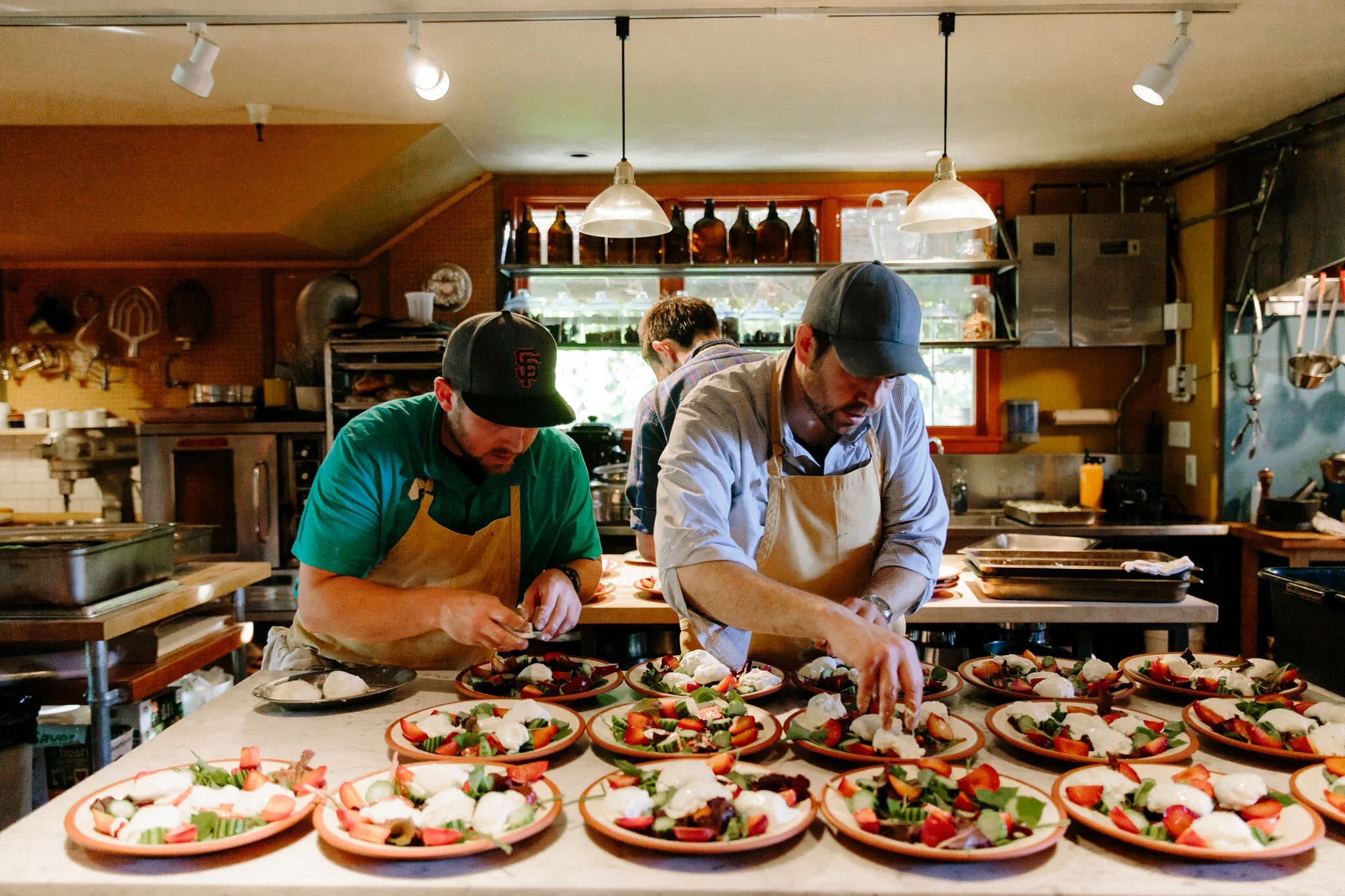 九色视频创始团队在专业厨房中工作